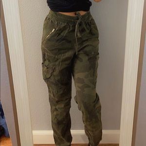 CUTE Hollister camo sweatpants!